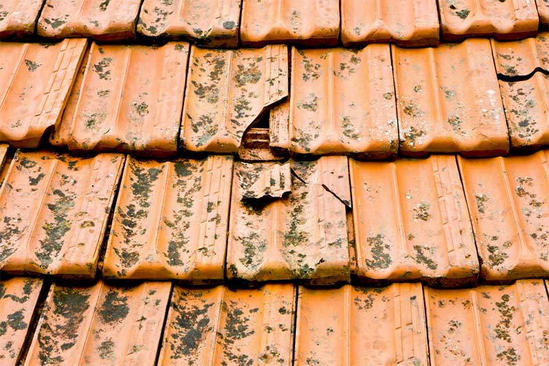Travaux Couverture : Remplacement toiture, détection et réparation de fuites toiture tuiles. faîtage. Sur Liège en Belgique - HV TOITURE FACADE LIEGE