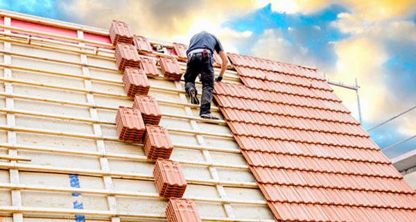 TOITURE : Couverture, zinguerie, gouttières, étanchéité et isolation toiture, démoussage hydrofuge. Sur Liège en Belgique - HV Toiture Façade Liège