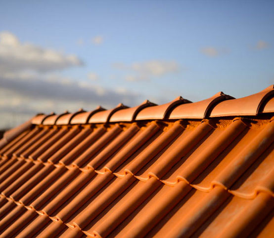 Travaux Couverture : Remplacement toiture, détection et réparation de fuites toiture tuiles. faîtage. Sur Liège en Belgique - HV Toiture Façade Liège