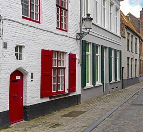 Nettoyage Façade : Nous réalisons des nettoyages basse-pression ... Un traitement anti-mousse façade. Sur Liège en Belgique - HV Toiture Façade Liège
