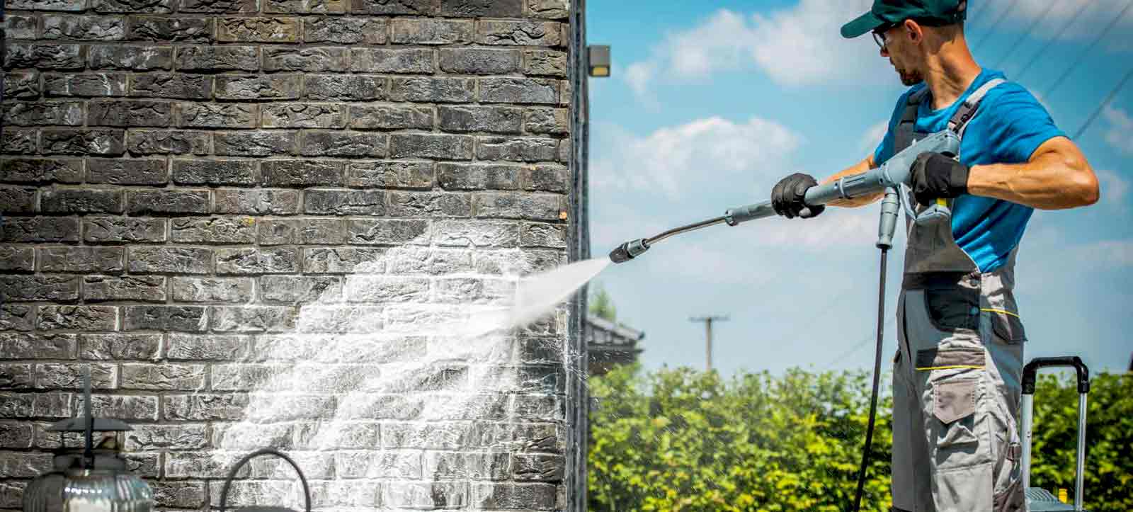 Nettoyage Façade : Nous réalisons des nettoyages basse-pression ... Un traitement anti-mousse façade. Sur Liège en Belgique - HV Toiture Façade Liège