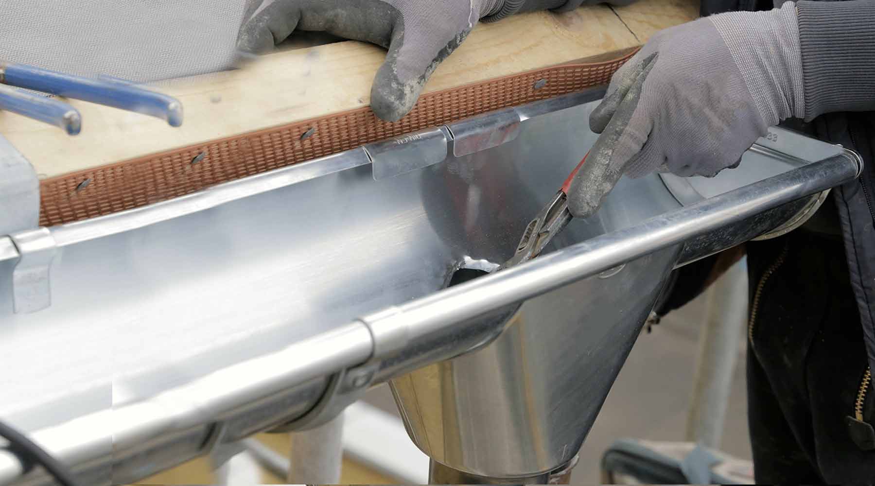 Zinguerie Gouttières : Pose et nettoyage de tous types de gouttières. Pose de pare feuilles. Intervention Sur Liège en Belgique - HV Toiture Façade Liège